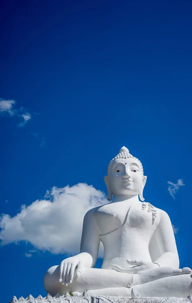 Buda blanco sentado en la cima de una montaña sobre el fondo de un brillante cielo de verano en la ciudad de Pai, en el norte de Tailandia. Asia viajes —  Fotos de Stock