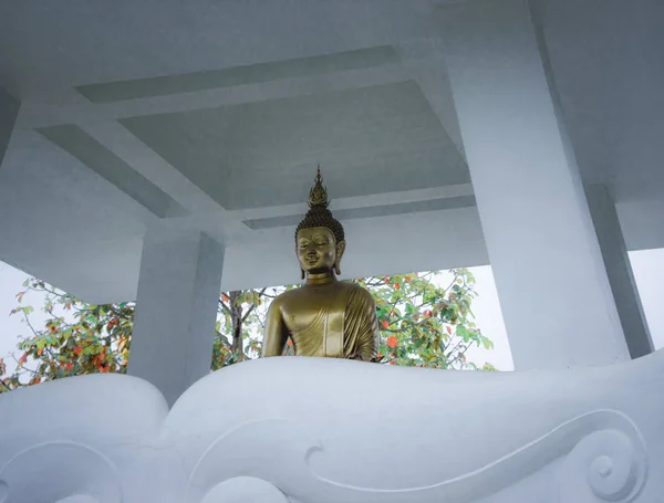 Sentado buda dorada en el templo blanco de la ciudad de chiang rai. viajar en Tailandia —  Fotos de Stock