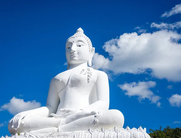 Buda blanco sentado en la cima de una montaña sobre el fondo de un brillante cielo de verano en la ciudad de Pai, en el norte de Tailandia. Asia viajes —  Fotos de Stock