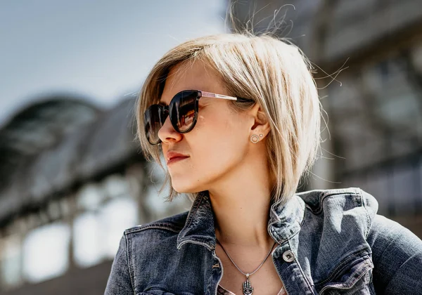 Porträtt av en vacker blondin i solglasögon. Närbild, sidoutsikt Stockbild