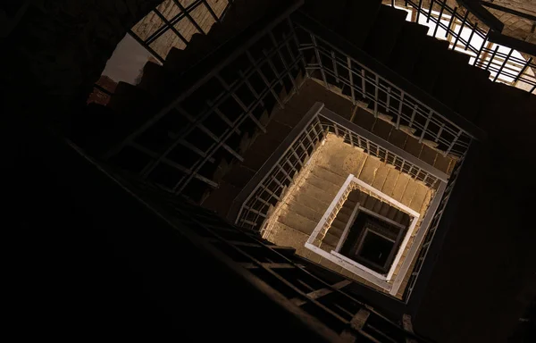 Вид сверху на спиральную лестницу в церковной башне. Путешествия по России — стоковое фото