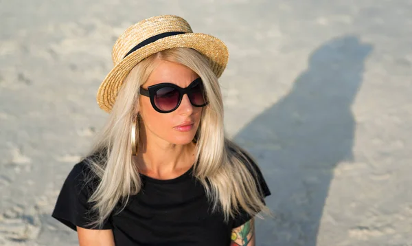 Portret van een mooie blonde in zonnebril, een modern meisje reist door Thailand. — Stockfoto