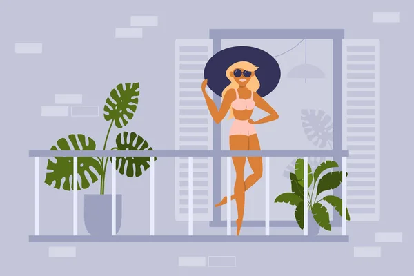 年轻女子在住宅大楼的阳台上日光浴 穿着泳衣 帽子和眼镜的女孩在阳光下坐在公寓的露天阳台上 2020年夏季时间在家里 自我隔离矢量说明 — 图库矢量图片