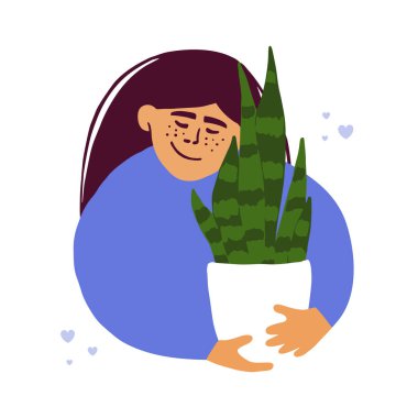 Ev bitkisi aşığı konsepti. Sevimli kız Sansevieria 'ya sarılıyor. Ev bahçesinde büyüyen yılan bitkisini tutan genç bir kadın. Çiçek saksısını kucaklayan gülümseyen bayan. Saksı bitkisi temsilciliğine sevgi ve ilgi