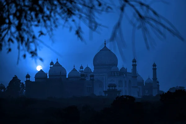 印度北方邦阿格拉的月光下的泰姬陵景观 — 图库照片