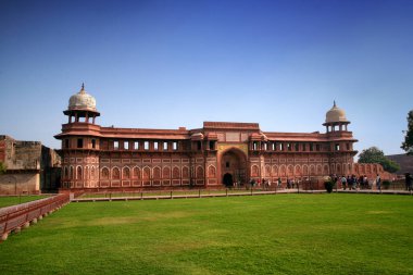 Agra Kalesi 'ndeki Jahangiri Mahal manzarası da yeşil çimen avlusu, Agra, Uttar Pradesh, Hindistan' da görülür..