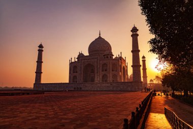 Tac Mahal 'in güzel bir manzarası altın ışıkta Sunrise, Agra, Uttar Pradesh, Hindistan' da görüldü..