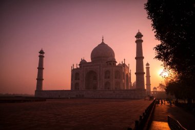 Tac Mahal 'in güzel bir manzarası altın ışıkta Sunrise, Agra, Uttar Pradesh, Hindistan' da görüldü..