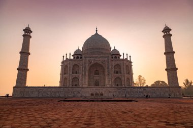 Agra, Uttar Pradesh 'te gün doğumunda Tac Mahal' in güzel bir manzarası.