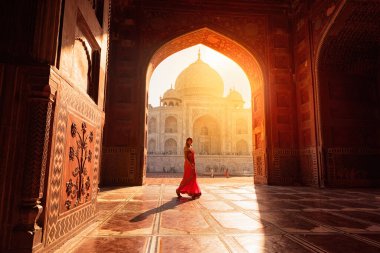 Agra, Uttar Pradesh, Hindistan - 2 Ekim 2017 Turist Agra, Uttar Pradesh yakınlarındaki Taj Mahal camisinde yürüyor