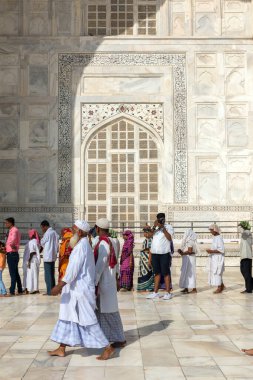Agra, Uttar Pradesh, Hindistan - 2 Ekim 2017 İnsanlar Taj Mahal, Agra, Hindistan 'ı ziyaret ediyor