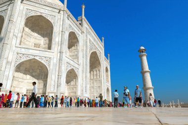 Agra, Uttar Pradesh, Hindistan - 2 Ekim 2017 İnsanlar Taj Mahal, Agra, Hindistan 'ı ziyaret ediyor