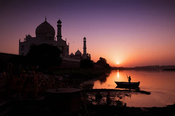 印度宏伟的泰姬陵在灿烂的夕阳西下展现了它的辉煌 印度北方邦Agra — 图库照片