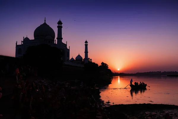 印度宏伟的泰姬陵在灿烂的夕阳西下展现了它的辉煌 印度北方邦Agra — 图库照片