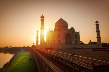Hindistan 'daki görkemli Tac Mahal görkemli gündoğumunda tüm ihtişamını sergiliyor. Agra, Uttar Pradesh, Hindistan