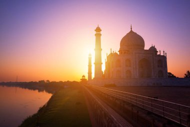 Hindistan 'daki görkemli Tac Mahal görkemli gündoğumunda tüm ihtişamını sergiliyor. Agra, Uttar Pradesh, Hindistan