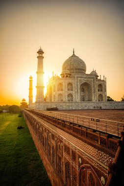 Hindistan 'daki görkemli Tac Mahal görkemli gündoğumunda tüm ihtişamını sergiliyor. Agra, Uttar Pradesh, Hindistan