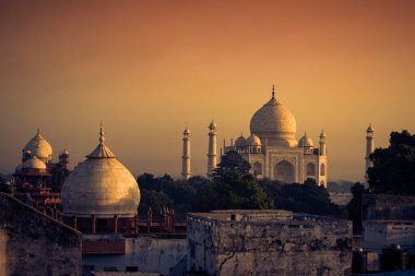 Hindistan 'daki görkemli Tac Mahal görkemli gündoğumunda tüm ihtişamını sergiliyor. Agra, Uttar Pradesh, Hindistan