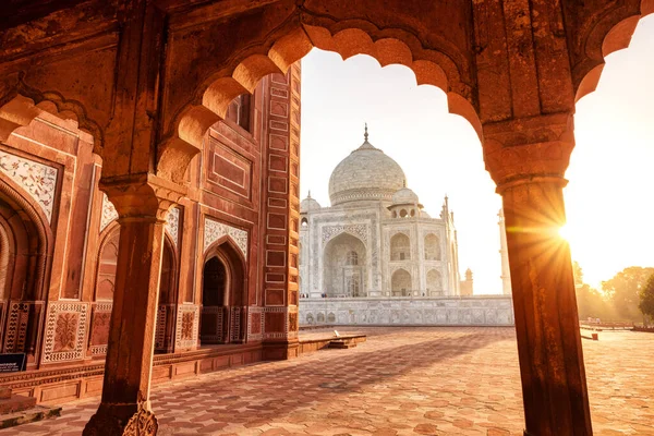 Magnífico Taj Mahal India Muestra Todo Esplendor Glorioso Amanecer —  Fotos de Stock