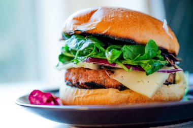 Ev yapımı peynir burger