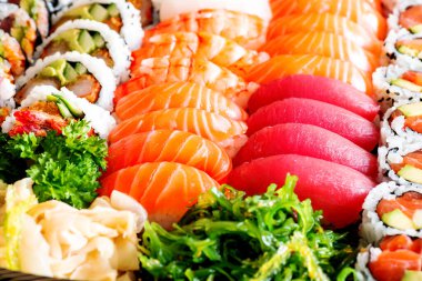 Çeşitli suşi ve nigiri setlerine bakın, geleneksel Japon mutfağı.