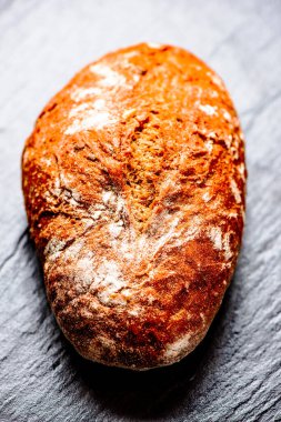 Taş yüzeyde ekmek somunu