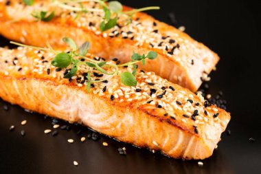 Izgara somon, susam tohumu ve siyah tabakta marjoram. Stüdyo çekimi