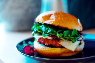 Tabakta ev yapımı peynirli burger.