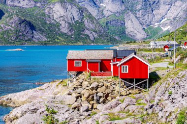 Lofoten Summer Landscape Lofoten Norveç 'in Nordland eyaletinde yer alan bir takımadadır. Dramatik dağları ve zirveleri olan kendine özgü bir manzarası var.