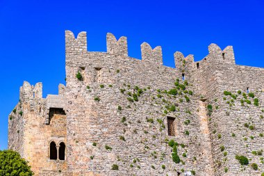 Erice 'de Venüs Kalesi adı verilen Norman Kalesi' nin yıkılmış duvarları. İtalya 'nın Sicilya Adası, Trapani şehri yakınlarındaki bir dağda yer alan küçük bir kasaba.