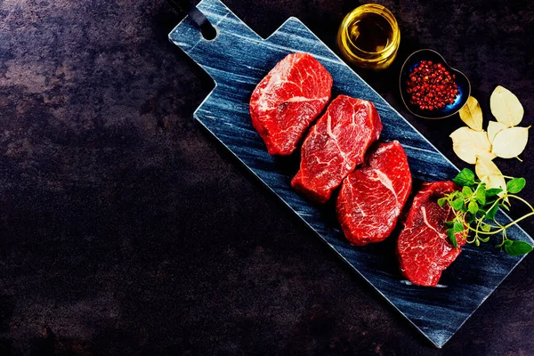 Marhahús Vágódeszkán Fűszerekkel Fűszerekkel — Stock Fotó