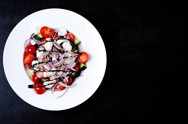 Talyan Yapımı Geleneksel Salata Domates Mozzarella Soğan Salatalığı — Stok fotoğraf