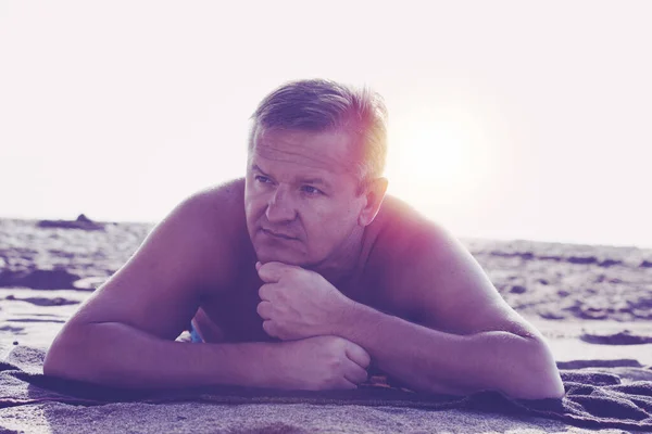 Uomo Rilassante Sulla Spiaggia Sabbia — Foto Stock