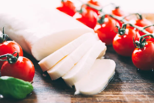 Geschnittener Mozzarella Mit Kirschtomaten Weinstock — Stockfoto