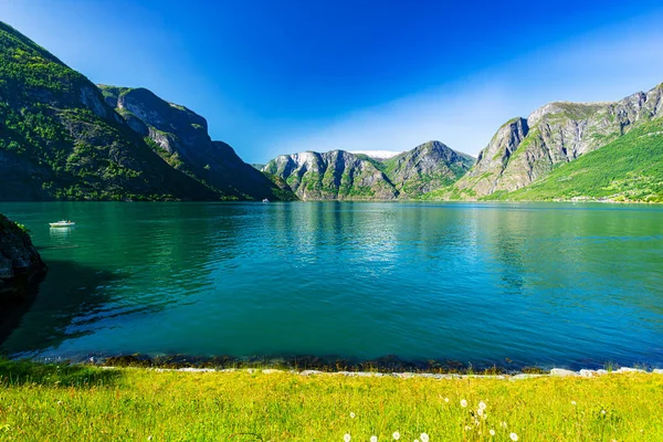 Вид Воду Літній Сонячний День Блакитне Небо Човни Гора — стокове фото