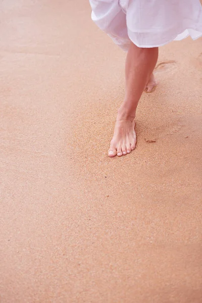 Woman Walking Sandy Beach White Dress Face — Stock Photo, Image