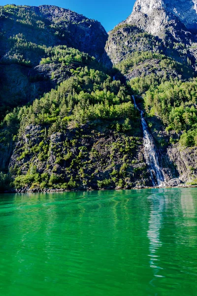 Norveç Şelaleli Manzara — Stok fotoğraf