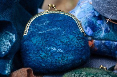Mavi el yapımı cüzdan. keçeleşmiş yün.