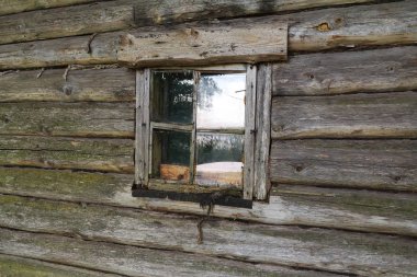 Evin günlük duvardaki eski pencere