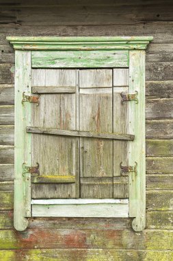 pencere kepenkleri içinde eski bir ahşap ev ile.