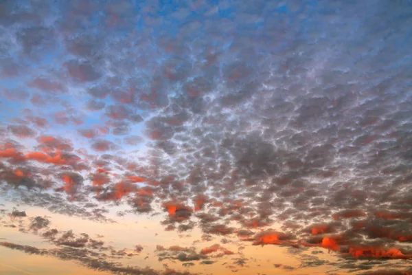 Foto Eines Feurigen Himmels Bei Sonnenuntergang Weiß Rosa Und Feurige — Stockfoto