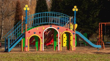Modern alışılmadık parlak çocuk bahçesi. Sonbaharda parkta Bahçesi.