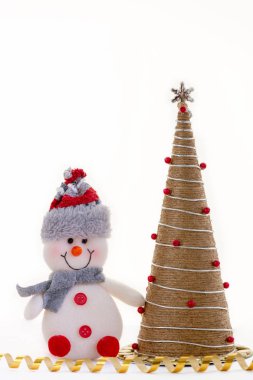 Mutlu sevimli gülümseyen oyuncak kardan adam beyaz bir arka plan üzerinde şapkalı. Kutlama Noel ve yeni yıl 2019.