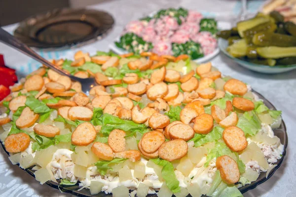 Salade de poulet à l'ananas et croûtons — Photo