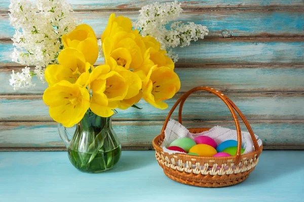 Fondo de Pascua con tulipanes y huevos — Foto de Stock