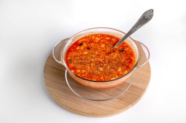 Beyaz arka plan üzerinde izole bir kasede pancar çorbası