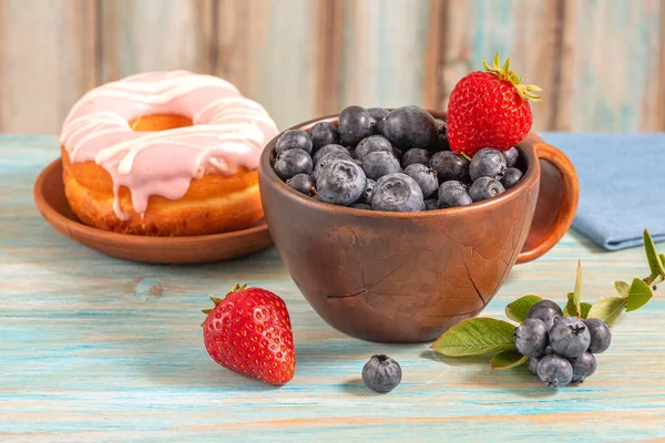 Blaubeeren, Erdbeeren und amerikanischer Donut — Stockfoto