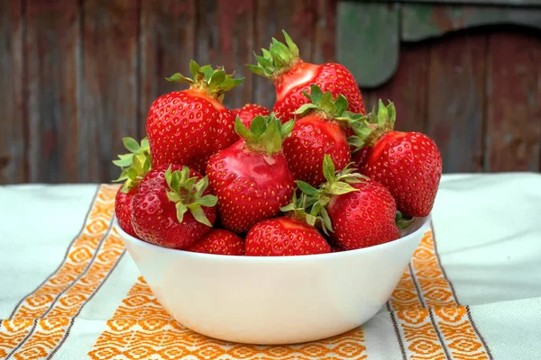 Strawberry choicest, white bowl. — Stock Photo, Image