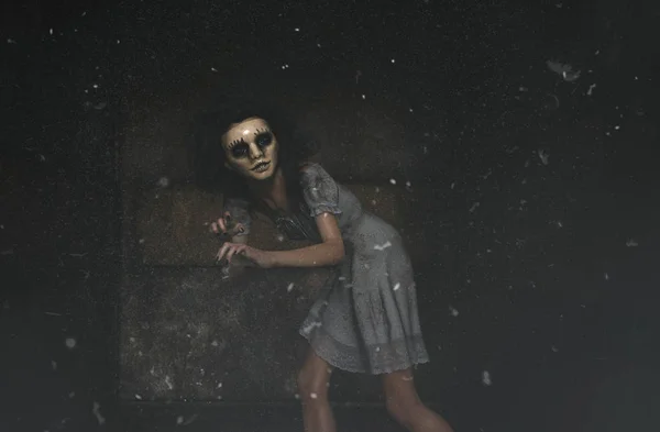 Geisterfrau Gruseliger Maske Während Sie Ihr Gesicht Verbergen Muss Illustration — Stockfoto