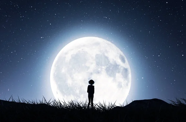 星降る夜 レンダリングで月に歩く女の子 — ストック写真